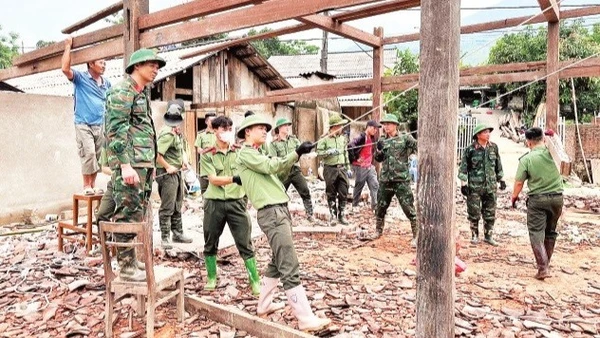 Cán bộ, chiến sĩ các đơn vị Công an tỉnh Bắc Kạn (cũ) hỗ trợ các hộ dân khắc phục hậu quả mưa lũ, ngày 22/5/2025. (Ảnh: NAM PHONG)