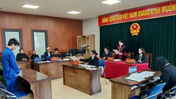 Người chưa thành niên bị xét xử tại Tòa án nhân dân Khu vực 3, thành phố Hà Nội.