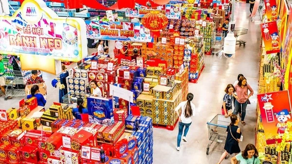 Thủ tướng Chính phủ chỉ đạo khẩn trương khắc phục hậu quả thiên tai, phục hồi sản xuất kinh doanh, đẩy mạnh tiêu dùng, phục vụ nhu cầu Tết của nhân dân. (Ảnh: VGP)