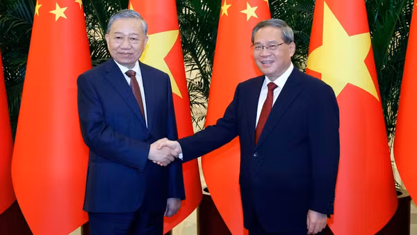 Tổng Bí thư, Chủ tịch nước Tô Lâm hội kiến Thủ tướng Trung Quốc Lý Cường. (Ảnh TTXVN)