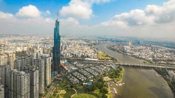 Sau 50 năm xây dựng và phát triển, hạ tầng Thành phố Hồ Chí Minh ngày càng đồng bộ, hiện đại. (Ảnh: THẾ ĐẠI)