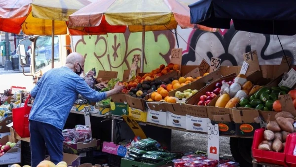 Người dân mua sắm tại một cửa hàng ở New York, Mỹ. (Ảnh: THX/TTXVN)