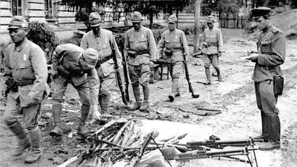 Binh lính đội quân Quan Đông của phát-xít Nhật giao nộp vũ khí, đầu hàng Hồng quân Liên Xô (tháng 8/1945). (Ảnh: Tư liệu quốc tế/TTXVN phát)