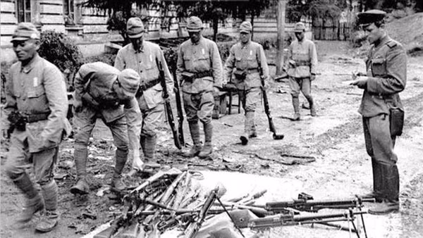 Binh lính đội quân Quan Đông của phát-xít Nhật giao nộp vũ khí, đầu hàng Hồng quân Liên Xô (tháng 8/1945). (Ảnh: Tư liệu quốc tế/TTXVN phát)