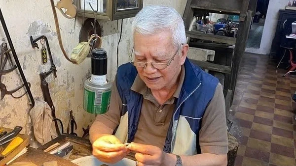 Ông Nguyễn Chí Thành, thợ kim hoàn phố Hàng Bạc. (Ảnh: LÊ HUY)