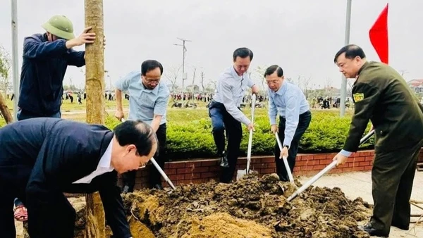 Đồng chí Bí thư Tỉnh ủy Hà Tĩnh cùng đông đảo các tầng lớp nhân dân trên địa bàn phường Sông Trí tham gia trồng cây xanh, góp phần cải tạo cảnh quan môi trường.