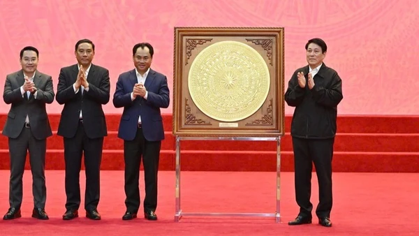 Chủ tịch nước tặng quà tỉnh Lào Cai. (Ảnh: THỦY NGUYÊN)