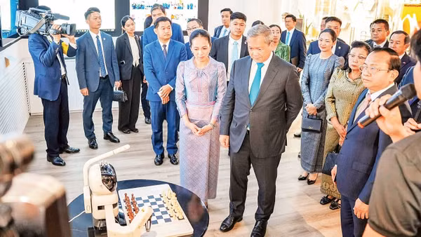 Thủ tướng Campuchia Hun Manet thăm Trung tâm Đổi mới sáng tạo quốc gia của Việt Nam. (Ảnh: Bộ Ngoại giao và Hợp tác quốc tế Campuchia)
