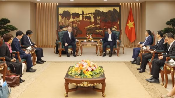 Phó Thủ tướng Lê Tiến Châu tiếp ông Takebe Tsutomu, Cố vấn đặc biệt Liên minh Nghị sĩ hữu nghị Nhật-Việt. (Ảnh: baochinhphu.vn)