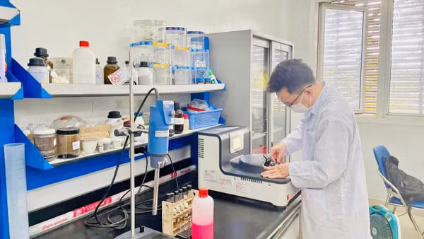 Nghiên cứu khoa học tại phòng thí nghiệm của Viện Hàn lâm Khoa học và Công nghệ Việt Nam.