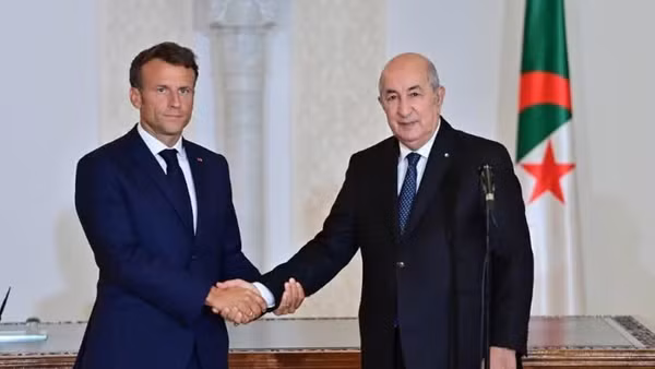 Tổng thống Algeria Abdelmadjid Tebboune bắt tay Tổng thống Pháp Emmanuel Macron tại lễ ký kết diễn ra ở thủ đô Algiers, Algeria, ngày 27/8/2022. (Ảnh: Tân Hoa xã)