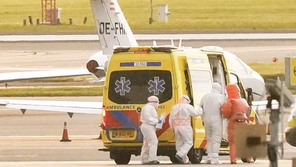 Nhân viên y tế ở Hà Lan di chuyển người bị nghi nhiễm virus Hanta.