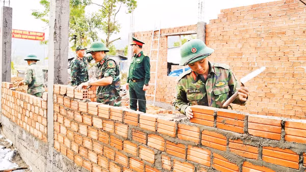 Lực lượng vũ trang Quân khu 5 giúp dân vùng lũ phường Đông Hòa, tỉnh Đắk Lắk xây dựng nhà mới sau thiên tai. (Ảnh Tuyên huấn Quân khu 5)
