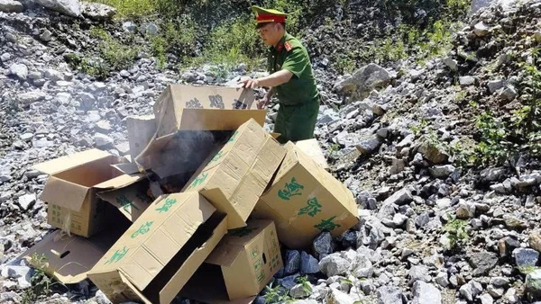 Công an xã Cán Tỷ, tỉnh Tuyên Quang tiêu hủy 10.000 quả trứng gà nhập lậu.