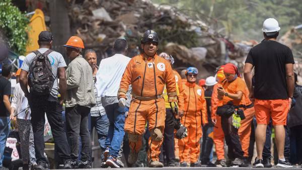 Lực lượng cứu hộ tìm kiếm nạn nhân sau động đất tại Chacao, Venezuela. (Ảnh: Tân hoa xã/TTXVN)