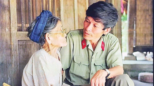 Nghệ sĩ nhiếp ảnh Trần Hồng và mẹ.