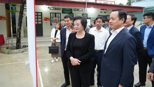 Phó Thủ tướng Chính phủ Phạm Thị Thanh Trà và thành viên đoàn công tác kiểm tra công tác chuẩn bị bầu cử tại xã Thanh An, tỉnh Điện Biên.