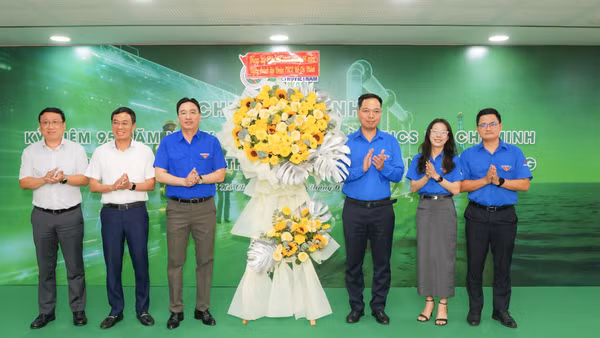 Lãnh đạo Tổng Công ty chúc mừng Đoàn thanh niên PV GAS nhân dịp kỷ niệm 95 năm ngày thành lập Đoàn Thanh niên cộng sản Hồ Chí Minh