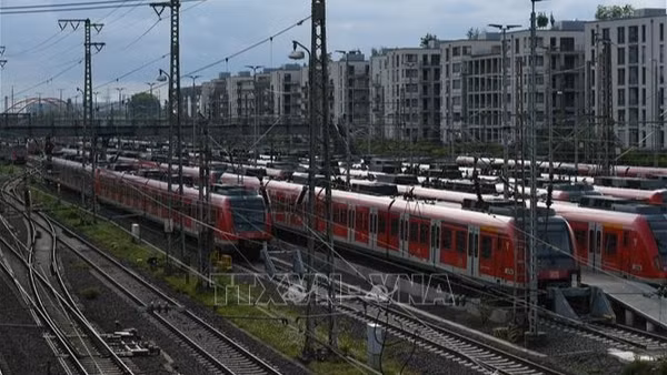 Tàu hỏa tại nhà ga ở Frankfurt, Đức. (Ảnh: THX/TTXVN)