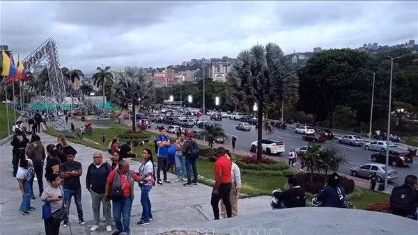 Người dân chạy ra khỏi các tòa nhà văn phòng, nhà ở và trung tâm thương mại sau khi xảy ra động đất tại Caracas, Venezuela ngày 24/6/2026. (Ảnh: THX/TTXVN)