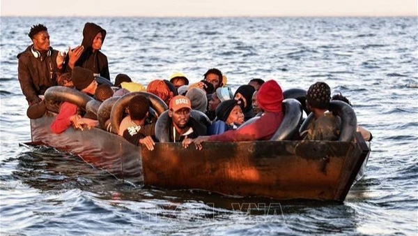 Người di cư được lực lượng bảo vệ bờ biển Tunisia cứu tại khu vực ngoài khơi biển Địa Trung Hải. (Ảnh tư liệu: TTXVN)