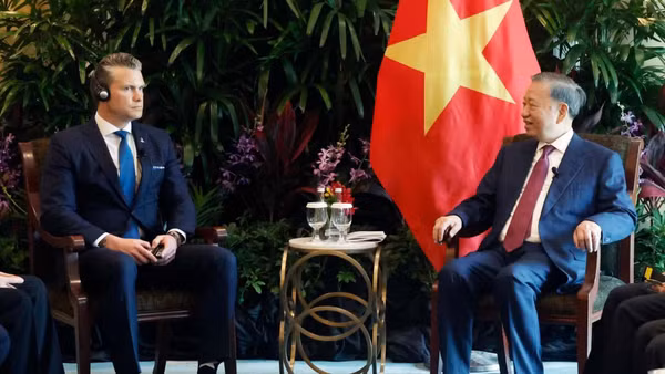 Tổng Bí thư, Chủ tịch nước Tô Lâm tiếp Bộ trưởng Chiến tranh Hoa Kỳ Pete Hegseth. (Ảnh: Thống Nhất/TTXVN)