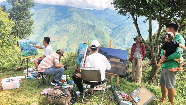 Một buổi sáng tác ngoài trời của nhóm họa sĩ với sự tham gia của người dân địa phương.