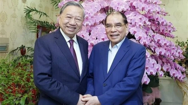 Tổng Bí thư Tô Lâm tới thăm hỏi, chúc Tết nguyên Tổng Bí thư Nông Đức Mạnh. (Ảnh: TTXVN)