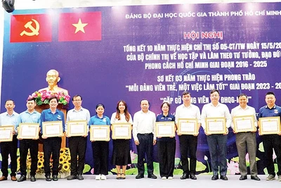Khen thưởng các tập thể, cá nhân có thành tích trong thực hiện Chỉ thị 05-CT/TW và phong trào “Mỗi đảng viên trẻ, một việc làm tốt”.