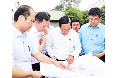 Đoàn đại biểu Quốc hội tỉnh Đồng Nai khảo sát công tác giải phóng mặt bằng Khu công nghiệp Biên Hòa 1.