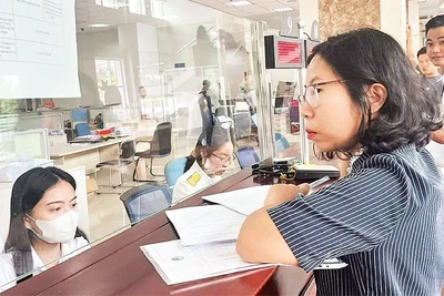  Hỗ trợ người nộp thuế làm thủ tục tại trụ sở Thuế Thành phố Hồ Chí Minh.