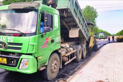 Thuận lợi trong giải phóng mặt bằng tạo điều kiện cho đơn vị thi công đẩy nhanh tiến độ làm đường ở thị trấn Phú Túc trước mùa mưa.