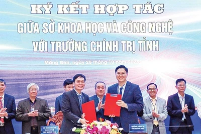 Tỉnh Quảng Ngãi ký kết hợp tác các chương trình đào tạo, chuyển giao công nghệ và chuyển đổi số.