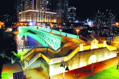 Chiếu sáng nghệ thuật tại cầu Mống, một trong những cây cầu cổ xưa nhất tại thành phố. (Ảnh QUÝ HIỀN)