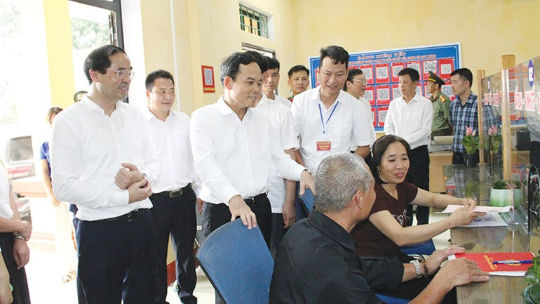 Đồng chí Trần Lưu Quang thăm và kiểm tra tại Trung tâm phục vụ hành chính công xã Quy Mông. 2.jpg