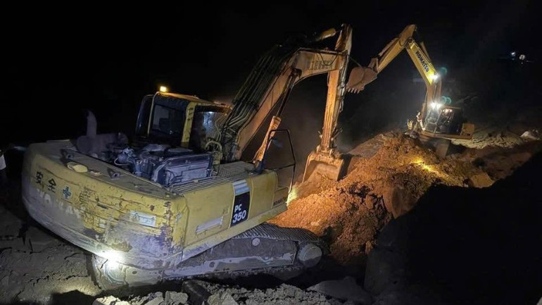 Các phương tiện máy móc được huy động xuyên đêm tham gia cứu hộ, cứu nạn. 557782513-776119941921383-2532666650822818185-n-3247.jpg