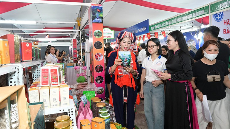Hội chợ Du lịch quốc tế Lào Cai năm 2025 là dịp để các doanh nghiệp kinh doanh dịch vụ du lịch giới thiệu các sản phẩm, dịch vụ và ngành nghề du lịch, thúc đẩy thị trường du lịch. 8.jpg