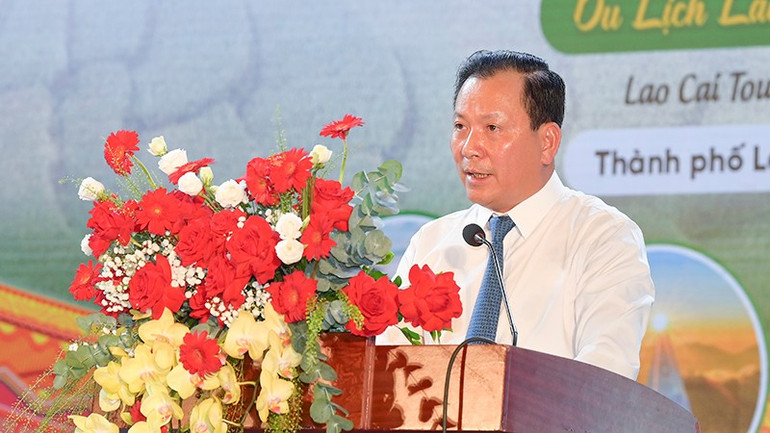 Đồng chí Hoàng Quốc Khánh, Phó Chủ tịch Thường trực Ủy ban nhân dân tỉnh Lào Cai phát biểu khai mạc Hội chợ. 1.jpg