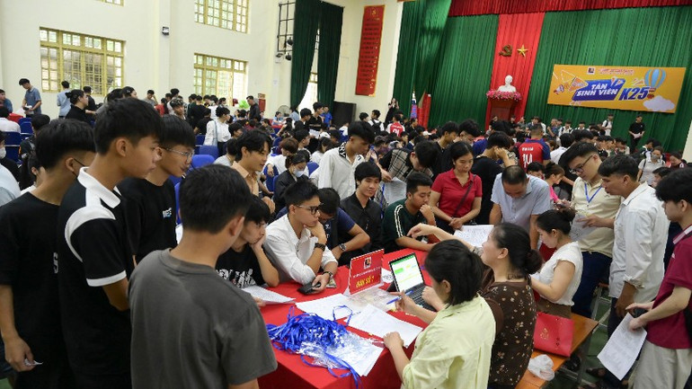 Sinh viên đăng ký làm thủ tục nhập học tại Trường cao đẳng Lào Cai. hai-4587-4674.jpg