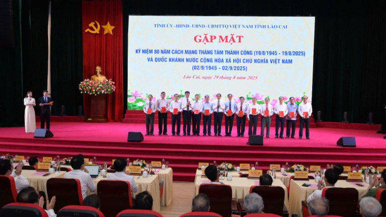 Lãnh đạo tỉnh Lào Cai tặng quà cho các đại biểu nhân dịp gặp mặt. z6957925622442-e461f0d2e9210a7797699686c2ddef87-9574.jpg