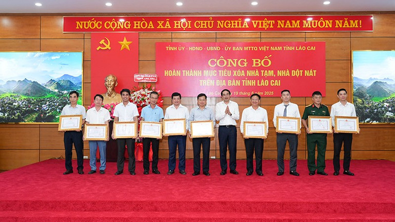Trao Bằng khen cho các tập thể và cá nhân có thành tích xuất sắc thực hiện phong trào “Chung tay xóa nhà tạm, nhà dột nát trên địa bàn tỉnh Lào Cai”. hai-0351.jpg