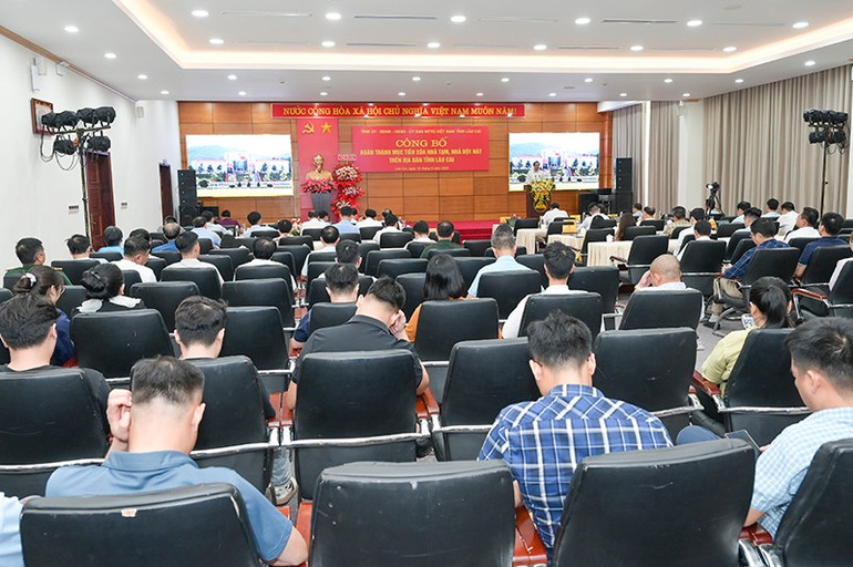Quang cảnh Hội nghị công bố hoàn thành mục tiêu xoá nhà tạm, nhà dột nát trên địa bàn tỉnh Lào Cai. hai-0349.jpg