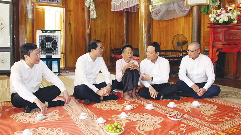 Đồng chí Trần Lưu Quang thăm, tặng quà Mẹ Việt Nam anh hùng Hà Thị Hao. 3.jpg
