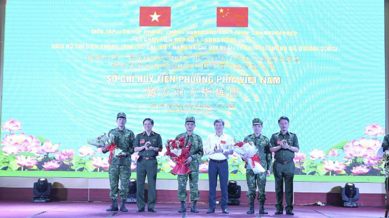 Lãnh đạo tỉnh Lào Cai tặng hoa chúc mừng các lực lượng tham gia diễn tập. z7164288167681-699101dd6545f6eaa69c78e3c4993f02-8003.jpg
