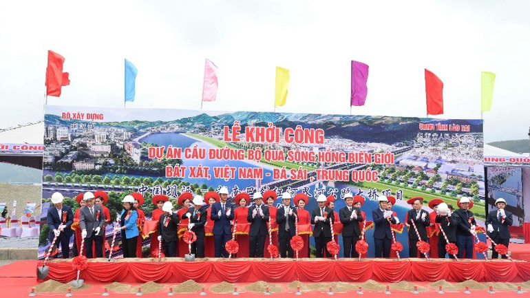 Cầu đường bộ qua sông Hồng biên giới Bát Xát (Việt Nam)-Bá Sái (Trung Quốc) mới được khởi công xây dựng. hai-6310-5802.jpg