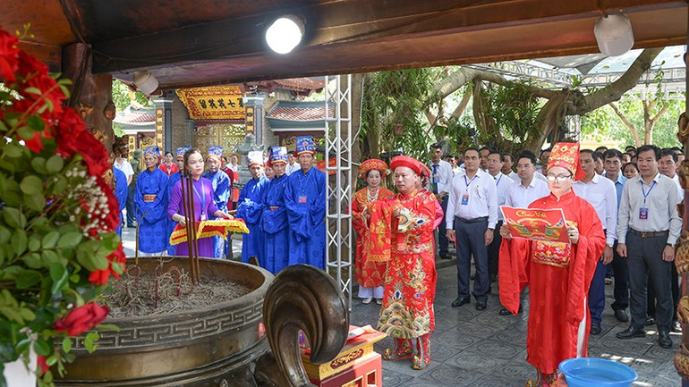 Các đại biểu và du khách tổ chức các nghi lễ, dâng hương tại di tích đền Bảo Hà. hai-4540.jpg