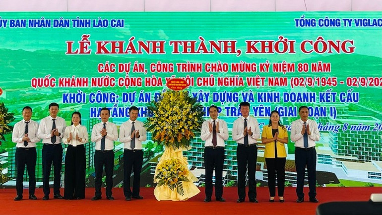 Lãnh đạo tỉnh Lào Cai tặng hoa chúc mừng khởi công dự án khu công nghiệp Trấn Yên. 3-6794.jpg