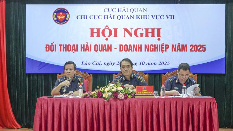 Lãnh đạo Chi cục Hải quan khu vực VII đối thoại với các doanh nghiệp. z7149956061247-ac95d10af7c98cd854d5d7bc68e143dc-1629.jpg