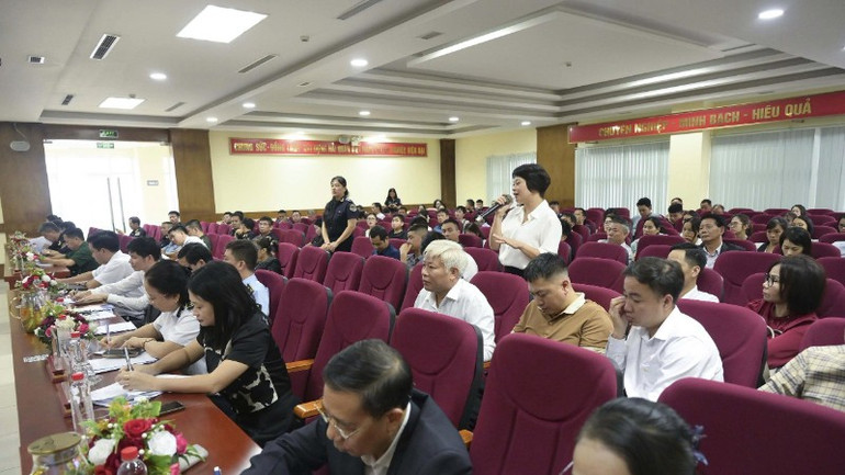 Các doanh nghiệp xuất, nhập khẩu phát biểu ý kiến. z7149956061246-cb42204ac1a12a5f61cf47f8edc8a154-7582.jpg