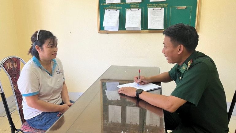 Đối tượng Vũ Thị Bích tại Đồn Biên phòng Cửa khẩu quốc tế Lào Cai. dfoi-tuong-vu-thi-bich-tai-co-quan-deu-tra-7368.jpg